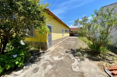 Casa com área gourmet, espaço para piscina e jardim em itanhaém.
