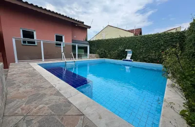 Casa na praia com piscina e 3 quartos em peruíbe - r$ 550.000,00.