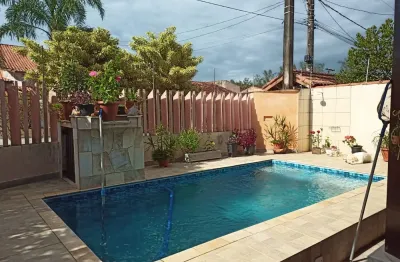 Casa na praia com 3 quartos, piscina e churrasqueira em itanhaém.