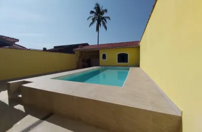Casa na praia com piscina, 2 quartos e área gourmet em itanhaém.