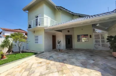 Casa na praia com 3 quartos, área gourmet e espaço para piscina em peruíbe.