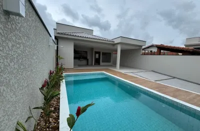 Casa na praia com piscina e 3 quartos em peruíbe - r$ 990.000,00.