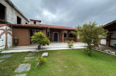 Casa frente mar com  2 quartos e área gourmet com churrasqueira em itanhaém.