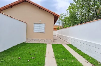 Casa com 2 quartos, churrasqueira e espaço para piscina em itanhaém.