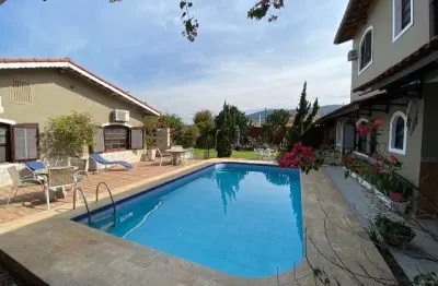 Casa com 5 quartos, piscina e área gourmet com churrasqueira em itanhaém.