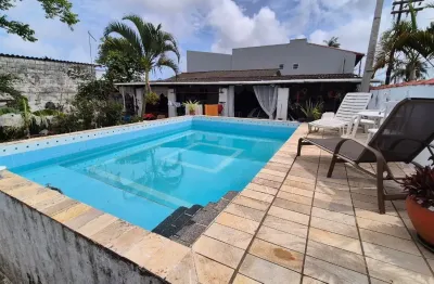 Casa com piscina e área gourmet com churrasqueira em itanhaém.
