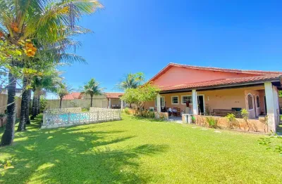 Casa à 50m do mar com 6 quartos, piscina e área gourmet em itanhaém.