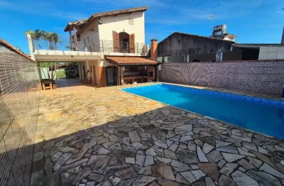 Casa na praia com 2 quartos, piscina e área gourmet em itanhaém - r$ 465.000,00.