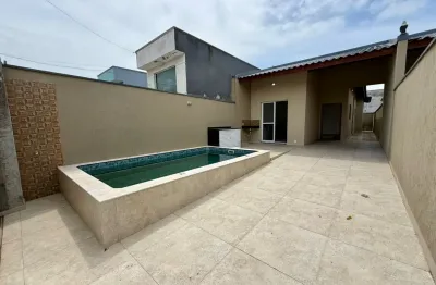 Casa na praia com piscina e 2 quartos em peruíbe - r$ 430.000,00.