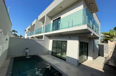 Casa na praia com piscina, 2 quartos e área gourmet em itanhaém.