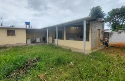 Casa com 3 quartos, churrasqueira e espaço para piscina em peruíbe.