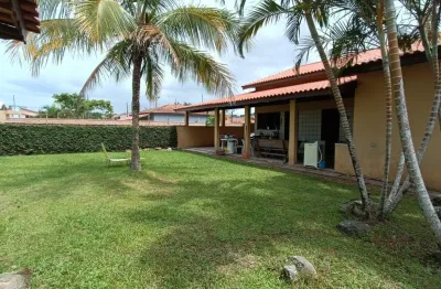 Casa à 500m do mar com 3 quartos, espaço para piscina e jardim em itanhaém.