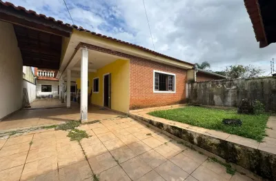Casa na praia com 4 quartos, área gourmet e espaço para piscina em peruíbe.