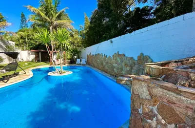 Chácara à 500m do mar com 3 quartos, piscina e área gourmet em itanhaém.