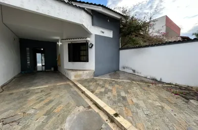 Casa com 4 quartos, área gourmet e espaço para piscina em peruíbe.