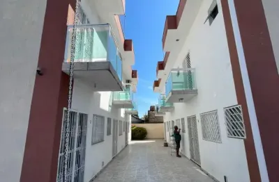 Casa em condomínio com 2 quartos e churrasqueira em itanhaém.