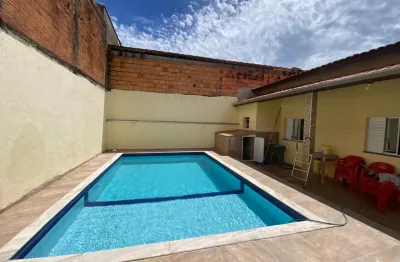 Casa na praia com 2 quartos, piscina e área gourmet em itanhaém.
