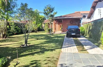 Casa com 3 quartos, churrasqueira e espaço para piscina em itanhaém.