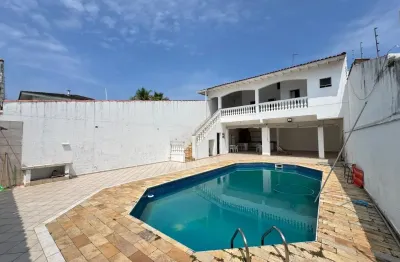 Casa à 50m do mar com piscina e 5 quartos em itanhaém - r$ 950.000,00.