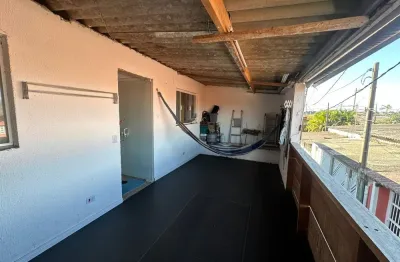 Casa à 150m do mar com 2 quartos e área gourmet em itanhaém - r$ 250.000,00.