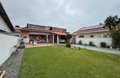 Casa com 2 quartos, área gourmet e espaço para piscina em itanhaém.