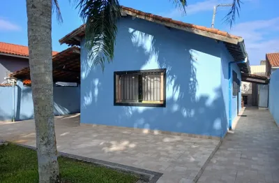 Casa com 3 quartos, piscina e área gourmet com churrasqueira em itanhaém.