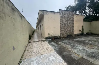 Casa em condomínio com 2 quartos e espaço para piscina em itanhaém.
