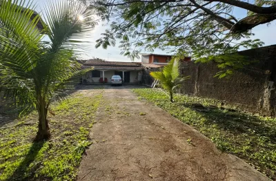Casa com espaço para piscina, churrasqueira e jardim em itanhaém.