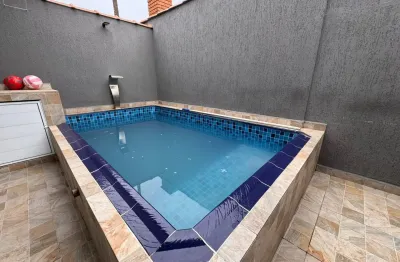 Casa em condomínio com piscina, 2 quartos e churrasqueira em itanhaém.