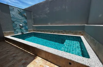 Casa na praia com piscina, 2 quartos e área gourmet em mongaguá.