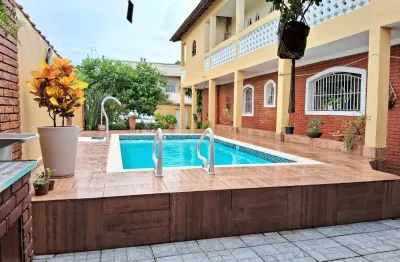 Casa com 5 quartos, piscina e área gourmet em mongaguá - r$ 550.000,00.