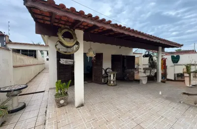 Casa à 200m do mar com 3 quartos e espaço para piscina em itanhaém.