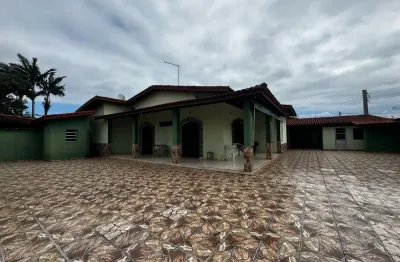 Casa com 3 quartos, churrasqueira e espaço para piscina em itanhaém.