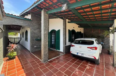 Casa com 3 quartos, churrasqueira e espaço para piscina em itanhaém.