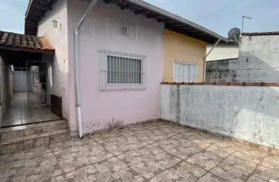 Casa com 2 quartos e área gourmet com churrasqueira em itanhaém.