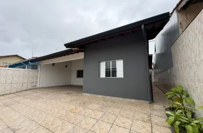 Casa à 150m do mar com 3 quartos, espaço para piscina e edícula em peruíbe.