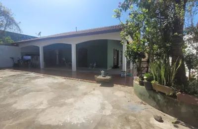 Casa com 3 quartos, espaço para piscina e edícula em itanhaém.