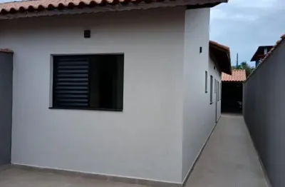 Casa com 2 quartos e área gourmet com churrasqueira em itanhaém.