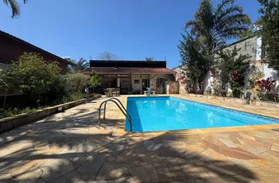 Casa na praia com 4 quartos, piscina e área gourmet em itanhaém.