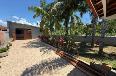 Casa com 2 quartos, espaço para piscina e jardim em Itanhaém.
