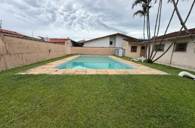 Casa na praia com piscina, 3 quartos, área gourmet e edícula em peruíbe.