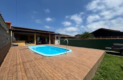 Casa à 500m do mar com piscina, 2 quartos e área gourmet em itanhaém.