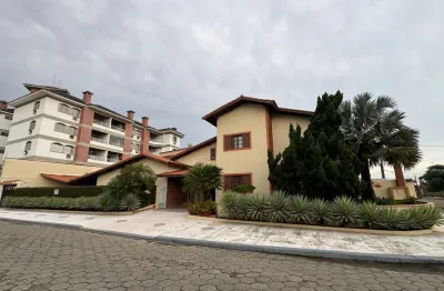 Casa com 5 quartos e área gourmet em Peruíbe - R$ 1.300.000,00.