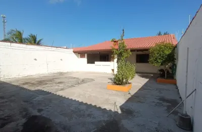 Casa à 680m do mar com 4 quartos, churrasqueira e espaço para piscina em Itanhaém.
