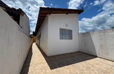 Casa com 2 quartos, churrasqueira e espaço para piscina em Itanhaém.