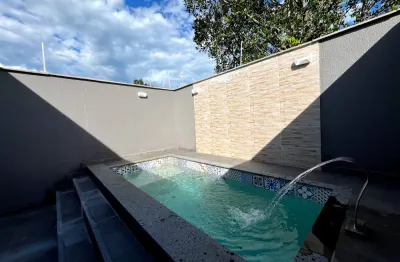 Casa com piscina, 2 quartos e área gourmet em Itanhaém - R$ 335.000,00.
