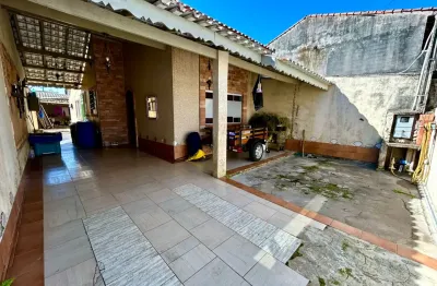 Casa com 4 quartos e espaço para piscina em Peruíbe - R$ 330.000,00.