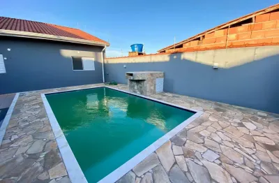 Casa com 3 quartos, piscina e churrasqueira em Peruíbe - R$ 490.000,00.