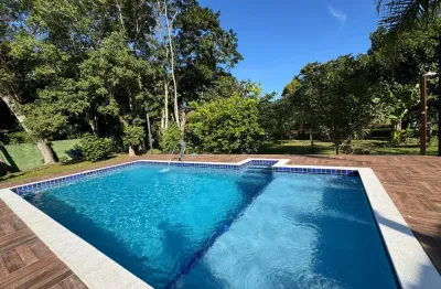 Chácara com 2 quartos, piscina, área gourmet e lago em Peruíbe.