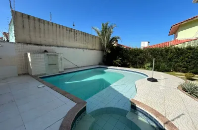 Casa à 100m do mar com piscina e 3 quartos em Peruíbe - R$ 850.000,00.